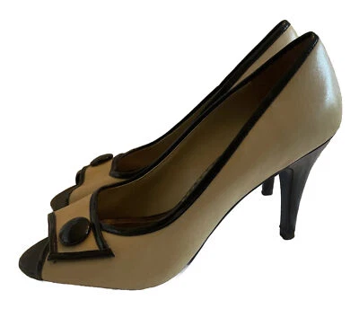 Tacones Dressbarn bronceados y negros con detalles de botones punta abierta para mujer talla 8 M Foto 1 de 4