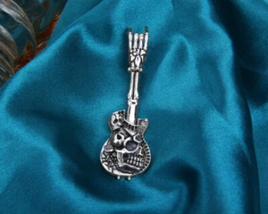 B37 Herren Anhänger Gitarre mit Hand aus Knochen Skelett Sterling Silber 925 - Bild 1 von 5