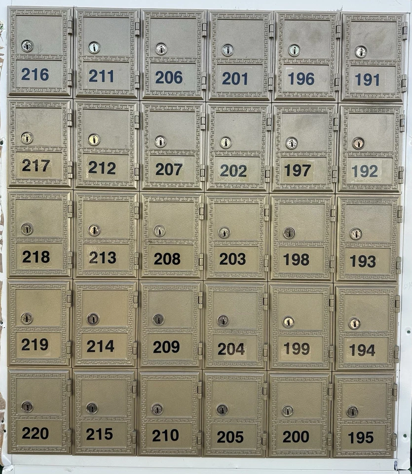 30-дверный почтовый ящик / почтовые ящики задние погрузчики ВСЕ ключи ДОСТАВКА ВКЛЮЧЕНА - Изображение 1 из 1