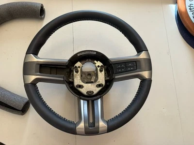 Volante de cuero Ford Mustang GT OEM 2010-2014 Foto 1 de 2