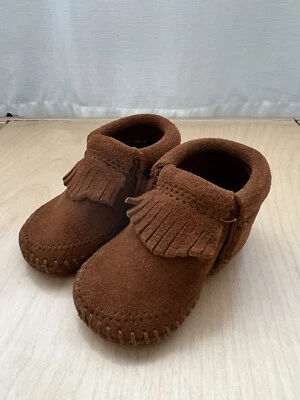 Bebé Minnetonka Mocasín Riley Botín Talla 1 Infantil Marrón Cuero Flecos Nuevo sin Etiquetas Foto 1 de 4