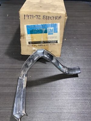 Moldagem traseira esquerda Buick Electra NOS 1971 -72 GM 8704741 - Imagem 1 de 3
