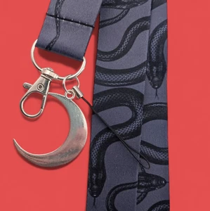 CORDÓN SERPIENTES Oculto Serpiente Cuello Correa Media Luna Llavero Etiqueta Identificación Gótico 4W - Imagen 1 de 4