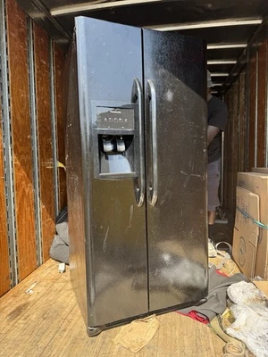 Frigidaire 22,3 cu. ft. 33 in. Refrigerador Side by Side en negro, departamento estándar Foto 1 de 4