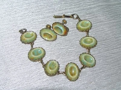 Eslabón y oreja atornillada vintage de cerámica ovalada verde claro y marrón moteado Foto 1 de 3