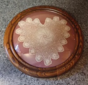 Centrino vintage a forma di cuore in bellissima cornice legno a cupola sfondo tessuto rosa - Foto 1 di 10