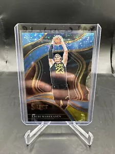2023-24 Seleziona Lauri Markkanen Azzurro Courtside SP/99 #219 Jazz - Foto 1 di 2