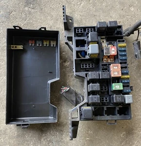 00 01 02 2001 ISUZU TROOPER ENGINE FUSE BOX RELAYS 8972541990 TESTED - Picture 1 of 7