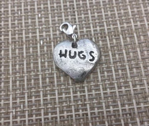 SWEETHEART ROMANTIC 2 HUGS CLIP ON PEWTER CHARMS or PENDANTS ALL NEW. - Bild 1 von 1
