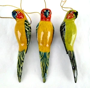 Adorno colgante de guacamayo/loro de resina de 4" - Vacaciones de Navidad multicolor - Juego de 3 - Imagen 1 de 6