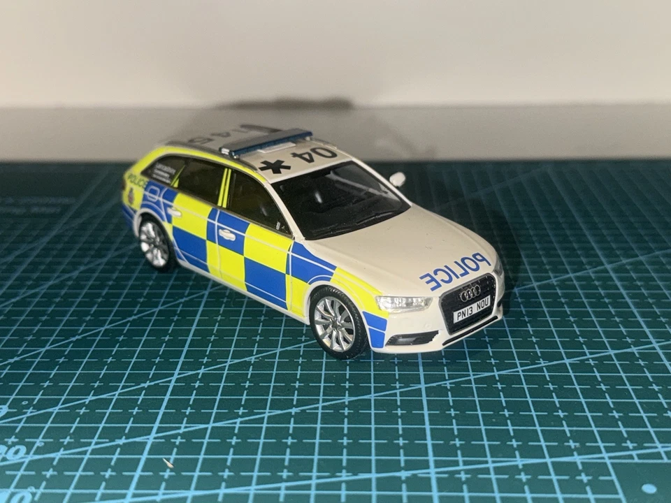 Lancashire Policía Audi A4 Avant Código 3 Policía Modelo 1:43 Foto 1 de 4