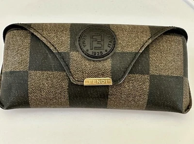 Estuche de colección FENDI EYE GLASS ROMA ITALIA Occhiali ITALIA lectura a presión estuche usado en excelente estado Foto 1 de 4