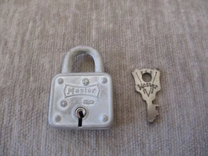 Master Lock Vorhängeschloss 44 5-M USA Milwaukee klein Vintage 1 Schlüssel getestet funktioniert - Bild 1 von 12