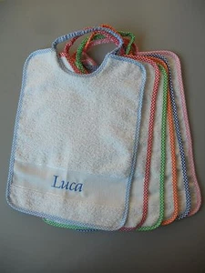 BAVAGLINO BIMBO PER ASILO RICAMATO PERSONALIZZATO CM 26X34 CON ELASTICO - Bild 1 von 1