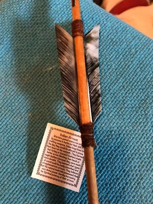 1 Flecha Navajo 19" con Plumas de Pavo Gris Mezcladas-Cuero-Punta de Flecha Tallada a Mano Foto 1 de 4