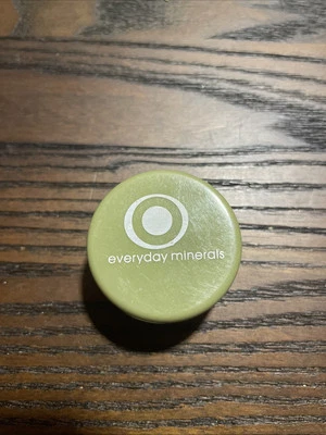 Base intensiva Everyday Minerals tono en polvo suelto “Almendra clara” Foto 1 de 3
