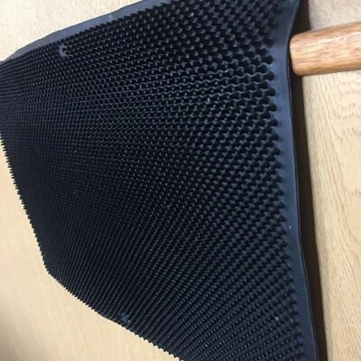 ELICO EQUESTRIAN Elico Gummi Pferd Pony Kratzwand / Pfostenmatte Stallkratzer