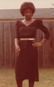 Hermoso Vestido Negro Mujer De Pie Patio Trasero Moda Retrato Años 80 - Imagen 1 de 3