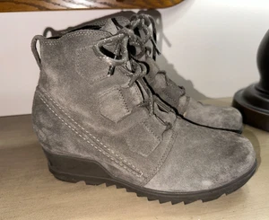 Botines SOREL Evie Wedge de gamuza con cordones de cuero talla 7,5 EU 38,5 gris oscuro usados en excelente estado - Imagen 1 de 7