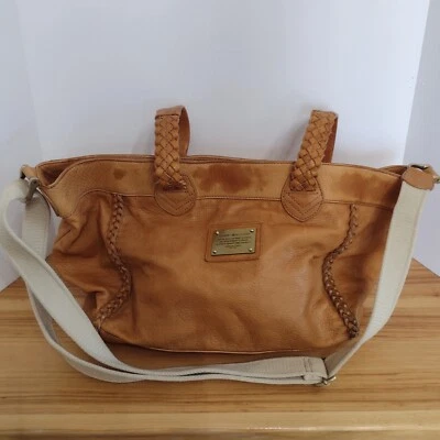 Bolso Bandolera Ajustable Tommy Hilfiger Coñac Cuero Guijarro Suave Foto 1 de 4