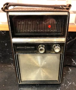 Vintage Realtone AM Portable Radio Model 1445B - Picture 1 of 8