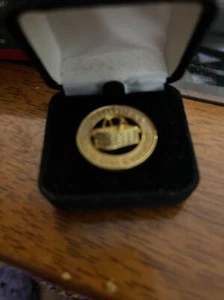 Longaberger Independent Consultant Gold Metall Korb Pin in Original Box - NEU - Bild 1 von 2