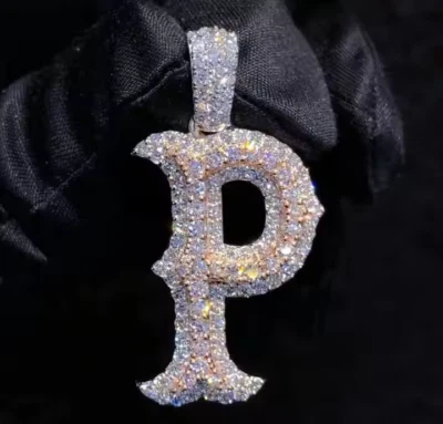 Colgante con letra "P" inicial de moissanita de corte redondo de 2,20 quilates enchapado en oro blanco de 14 quilates Foto 1 de 4