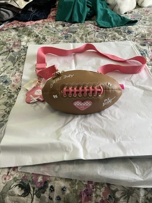 Bandolera Betsey Johnson Game Day 3D en forma de fútbol americano con correa rosa y encanto nueva con etiquetas Foto 1 de 4