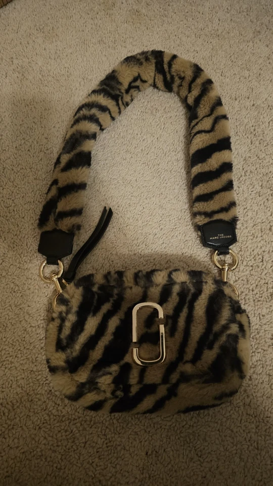 Nuevo con etiquetas Peluche Marc Jacobs The Snapshot Tiger Stripe en piel sintética negro/marrón auténtico Foto 1 de 3