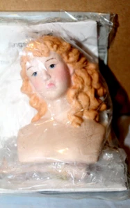 1993 Mangelsens Puppen Porzellan Frau Kopf und Hände Set - 3,75" - #016145 - Neu in Verpackung - Bild 1 von 1