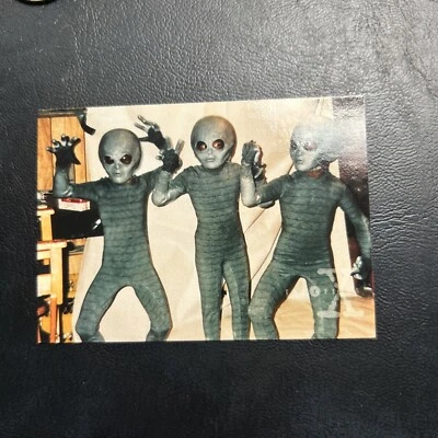 Jb24  The X-Files Season 2 Two Topps #47 Costume Check Dean Barry Episode - Image 1 of 2