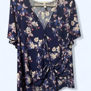 Xhilaration Blumenmuster Faux Wickelbluse - 3X - Bild 1 von 3
