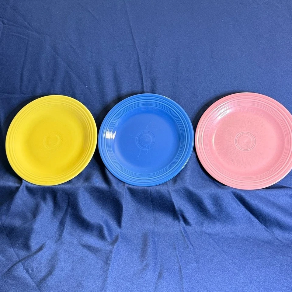 Plato Fiesta Blush Rosa y Azul y Amarillo. Los tres por $35. 10 1/2 pulgadas Foto 1 de 4