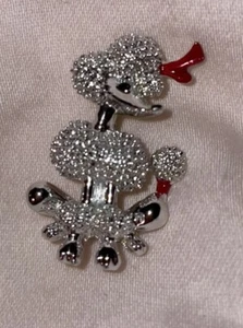 Pudel Anstecknadel Brosche Hund rote Schleife Emaille silberfarben 1,25" Vintage Schmuck - Bild 1 von 5