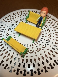 Vintage 1981 Mattel The Littles Puppenhaus Möbel Gartentisch 2 Bänke Junge - Bild 1 von 6
