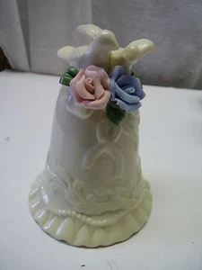 Cremefarbene Hochzeitsglocke mit 2 Tauben rosa blaue Rosen geraffter Boden - Bild 1 von 6
