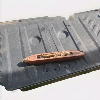 Molino textil de madera vintage telar telar lanzadera barco puntas de metal Foto 1 de 4