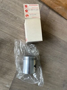 Pistons + 1.00 Genuine Suzuki TS50 year 80-83 12110-46500-100 - Picture 1 of 1