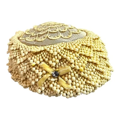Sombrero de ganchillo Boucle amarillo vintage de los años 50 floral elegante iglesia fascinador fiesta Foto 1 de 4