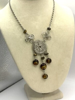 Collar colgante de filagree colgante tono plata y vidrio marrón y piedras preciosas Foto 1 de 4