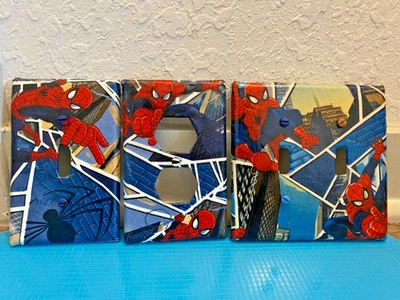 PLACAS DE INTERRUPTOR E TAMPAS DE TOMADA DO HOMEM ARANHA, FEITAS À MÃO COM TECIDO, TAMANHO INTERMEDIÁRIO - Imagem 1 de 4
