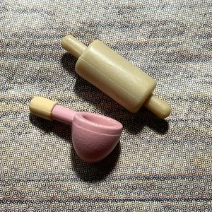 Rodillo para hornear cocina Calico Critters Sylvanian Families y taza medidora - Imagen 1 de 4