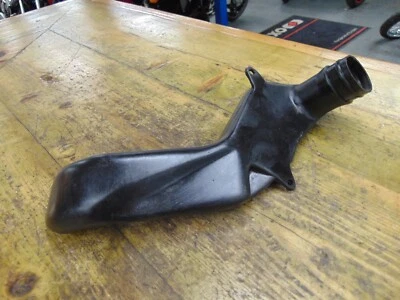 ВОЗДУХОВОД ОБТЕКАТЕЛЯ SUZUKI RGV250 VJ22 94454-12C - Изображение 1 из 4