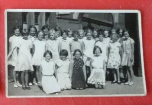 Fotografía de grupo de niñas de ubicación desconocida postal RP - Imagen 1 de 2