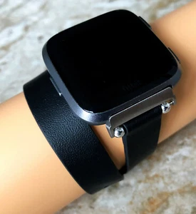 Cinturino nero doppio avvolgimento in pelle per smartwatch Fitbit Versa 3 4 & Sense 2 - Foto 1 di 7