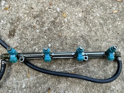 Kawaski Stx12F 2007 Fuel Injection Rail Assembly with Injectors and Sensors Foto 1 de 4