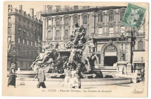 LYON (69) Place des Terreaux La fontaine de Bartholdi CPA écrite animée timbrée - Imagen 1 de 2