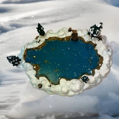 Juego de 6 piezas vintage Lemax Mill Pond #94387 Village Collection 1999 incluye 4 árboles Foto 1 de 4