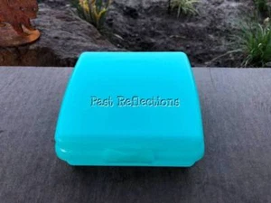 TUPPERWARE CARRIBEAN SEA AQUA SANDWICH KEEPER LUNCH BOX - Picture 1 of 1