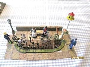 BRITAINS LEAD GARDEN SCENE-UNBOXED - Picture 1 of 7